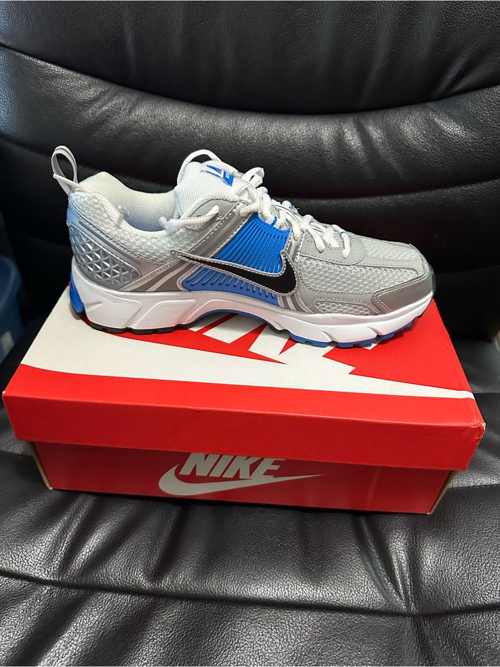 New Nike Vomero Silver and Blue Athletic Sneakers 6.5 Youth. 8 Women